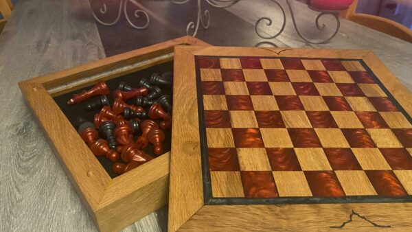 Plateau de jeux d'échec sur coffre lumineux -Chêne & résine rouge