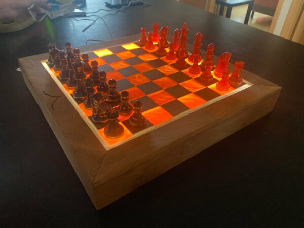 Plateau de jeux d'échec sur coffre lumineux -Chêne & résine rouge – Image 2