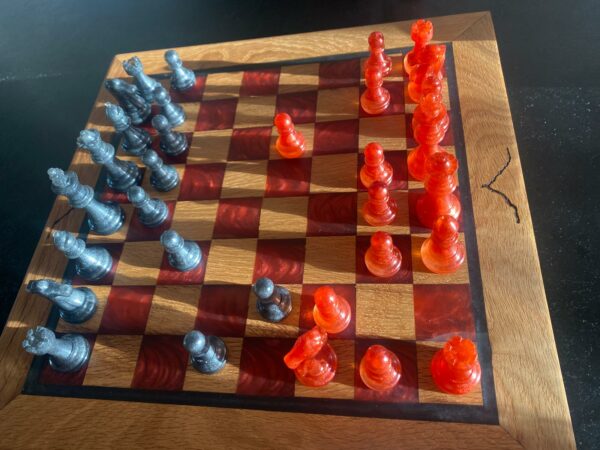 Plateau de jeux d'échec sur coffre lumineux -Chêne & résine rouge – Image 3
