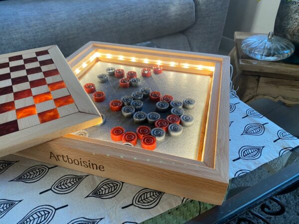 Plateau de Jeux de Dames sur coffre lumineux -Hêtre & résine – Image 6