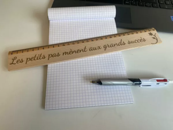 Règle en Hêtre 30cm "Les petits pas ..."