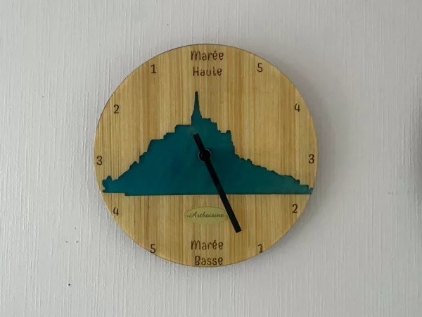Horloge de marée en bois et résine - Mont Saint Michel bleu