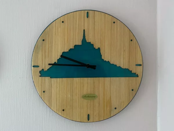 Horloge Murale en bois et résine - Mont Saint Michel bleu