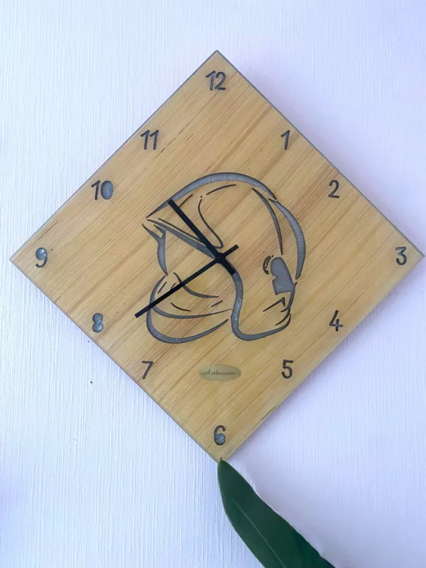 Horloge Murale en bois et résine - Casque de Pompier