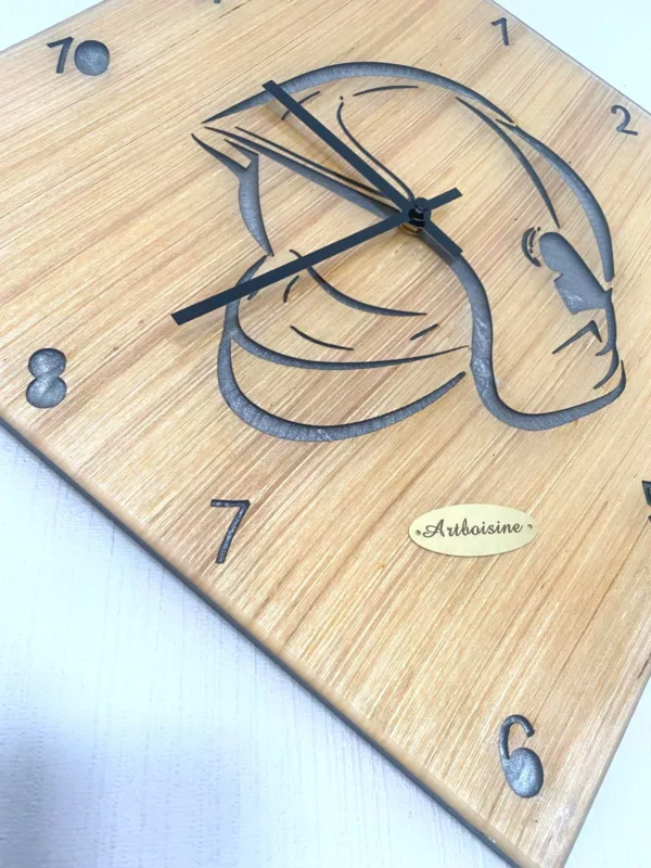 Horloge Murale en bois et résine - Casque de Pompier – Image 2