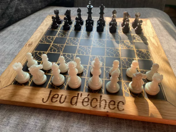 Plateau de jeux réversible en bois et résine - Échecs & Petits Chevaux – Image 2