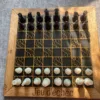 Plateau de jeux réversible en bois et résine - Échecs & Petits Chevaux