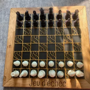Plateau de jeux réversible en bois et résine - Échecs & Petits Chevaux