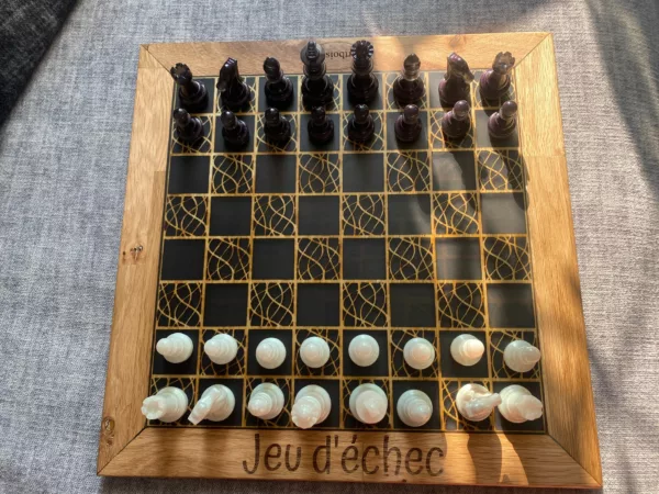 Plateau de jeux réversible en bois et résine - Échecs & Petits Chevaux