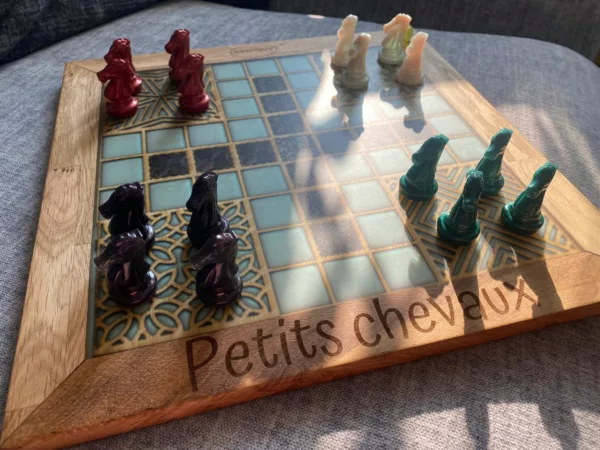 Plateau de jeux réversible en bois et résine - Échecs & Petits Chevaux – Image 3