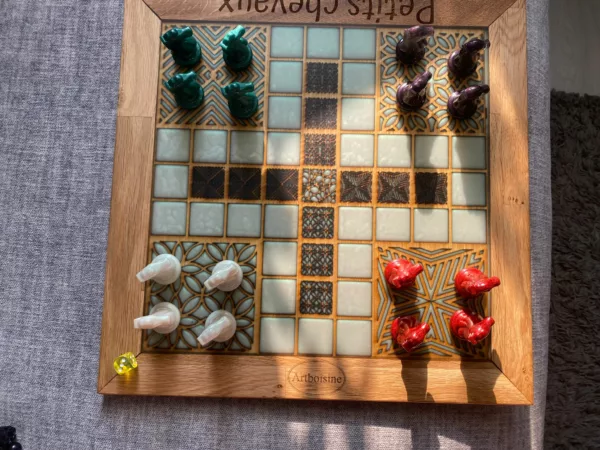 Plateau de jeux réversible en bois et résine - Échecs & Petits Chevaux – Image 4