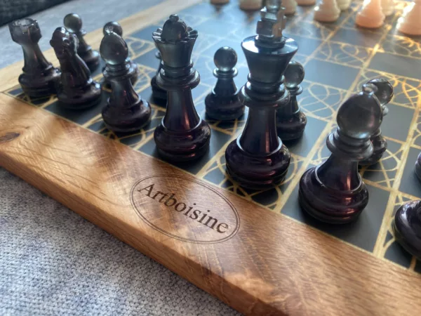 Plateau de jeux réversible en bois et résine - Échecs & Petits Chevaux – Image 5