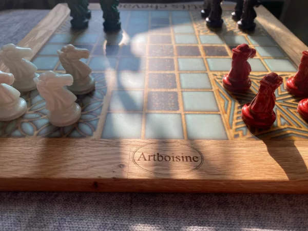 Plateau de jeux réversible en bois et résine - Échecs & Petits Chevaux – Image 6