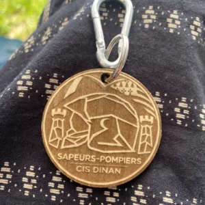 Porte-clés en bois gravé au laser - Amicale des Pompiers de Dinan 2026